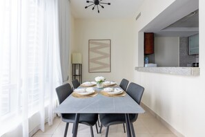 Dining - Bright & Cozy Apartment in Dubai Marina (Dubai)