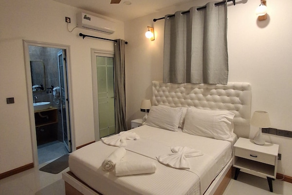 Double Room, Balcony | In-room safe, soundproofing, iron/ironing board, free WiFi