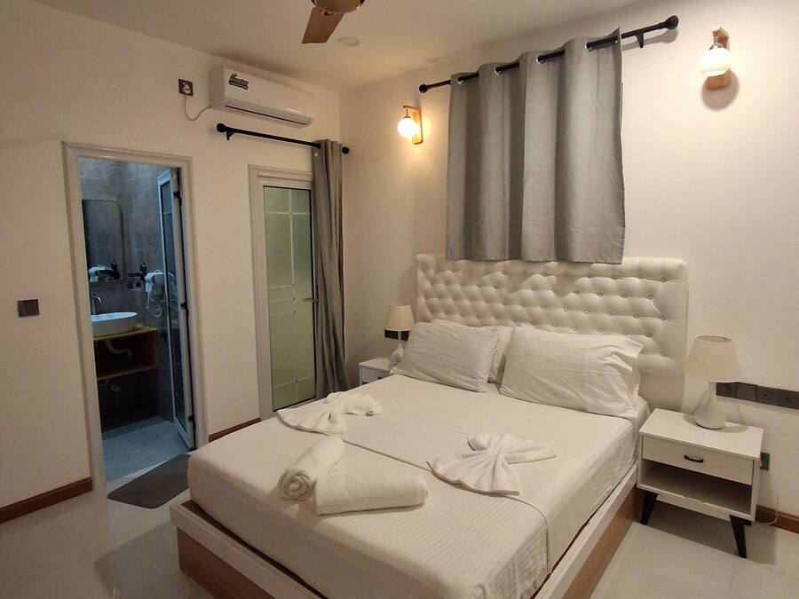 Double Room, Balcony | In-room safe, iron/ironing board, free WiFi