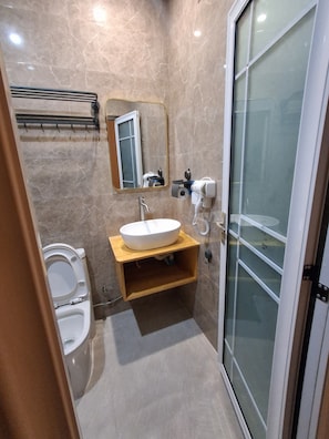 Tweepersoonskamer, balkon | Badkamer