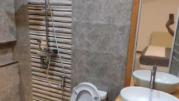 Brankas, setrika/meja setrika, dan Wi-Fi gratis
