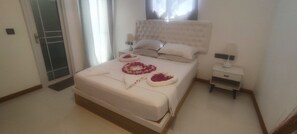 Double Room, Balcony | In-room safe, iron/ironing board, free WiFi
