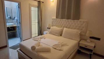 Double Room, Balcony | Minibar, in-room safe, soundproofing, iron/ironing board (on request)