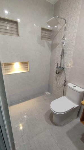 خزنة داخل الغرفة ومكواة/لوح كي وواي فاي مجانًا