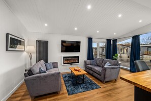 Cottage | Living room - Paddock Lodges Junior 2 Bed Chalet (Perth)