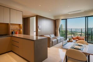Hypo-allergenic bedding, minibar, desk, laptop workspace
