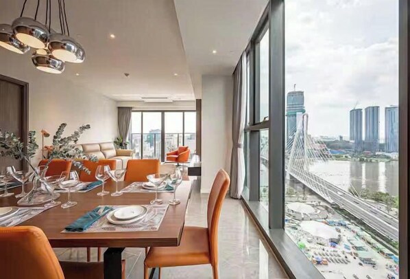 奢华公寓, 3 间卧室, 阳台, 城市景观 | 防过敏的被褥、迷你吧、办公桌、笔记本电脑工作区