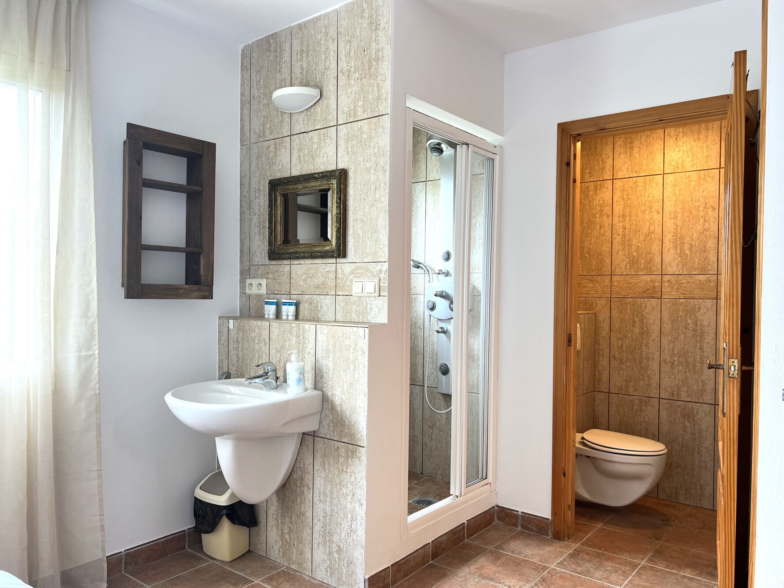 Douche, séchoir à cheveux, bidet, serviettes fournies