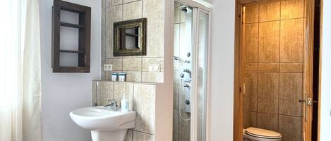 Douche, séchoir à cheveux, bidet, serviettes fournies