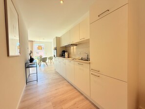 Een koelkast, een oven, een kookplaat, een vaatwasser