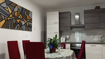 Apartemen Comfort, balkon, pemandangan laut terbatas | Dapur pribadi | Ketel listrik