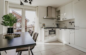 Réfrigérateur, plaque de cuisson, lave-vaisselle, cafetière/bouilloire