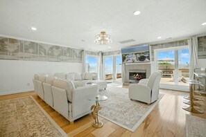 Smart-TV, Kamin, Bücher