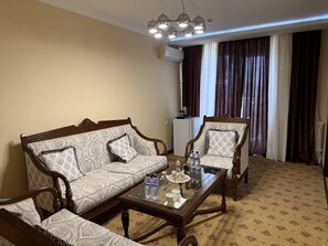 Deluxe-Apartment, Stadtblick | Wohnbereich