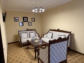 Deluxe Apartment, City View | Living area