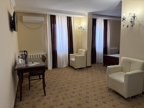 Standard Double Room, City View | Living area