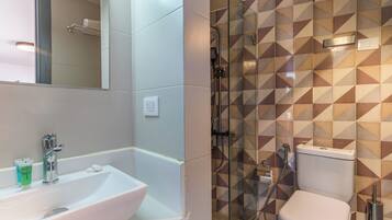 Hair dryer, bidet, towels, toilet paper