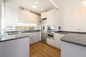 Geladeira, micro-ondas, fogão, lava-louças