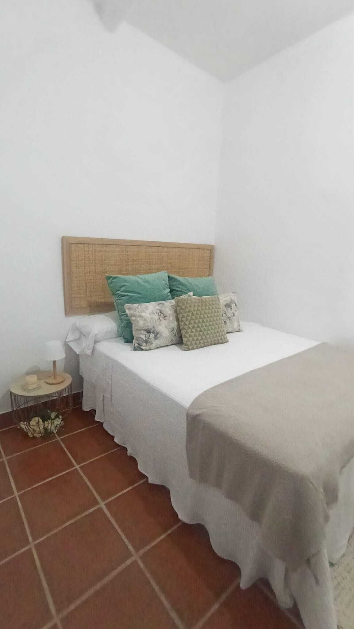 1 habitación, tabla de planchar con plancha, wifi gratis y ropa de cama 