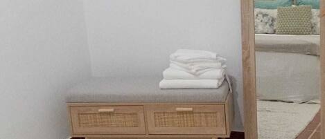 1 habitación, tabla de planchar con plancha, wifi gratis y ropa de cama