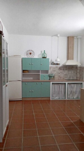 Réfrigérateur, micro-ondes, plaque de cuisson, cafetiÚre/bouilloire