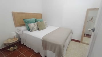 Een strijkplank/strijkijzer, gratis wifi, beddengoed