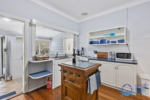 Réfrigérateur, micro-ondes, plaque de cuisson, cafetière/bouilloire