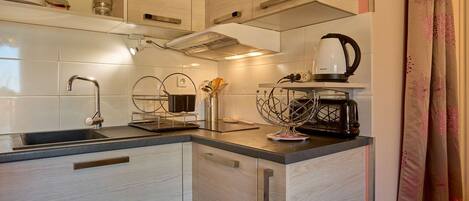 Fridge, microwave, stovetop