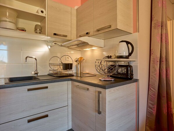 Fridge, microwave, stovetop