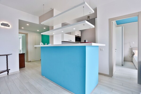 Fridge, oven, dishwasher, cookware/dishes/utensils