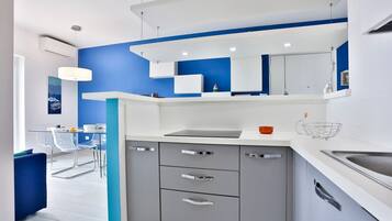 Frigorifero, forno, lavastoviglie, pentole/stoviglie/utensili