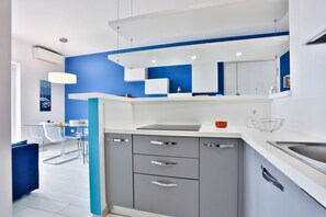 Fridge, oven, dishwasher, cookware/dishes/utensils