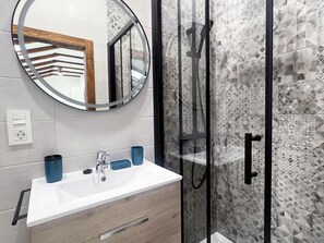 Séchoir à cheveux, serviettes fournies