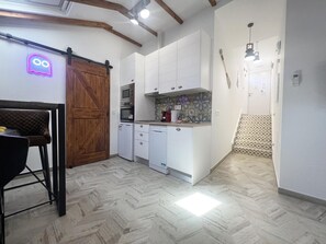 Fridge, microwave, oven, dishwasher - Modern studio in Malaga with Wi-Fi and air conditioning, close to the center (Málaga)