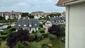 Un barrio residencial con varias casas, un césped cuidado y un cielo despejado.