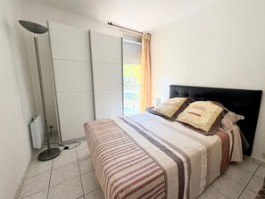 2 室の  ベッドルーム、WiFi (無料)