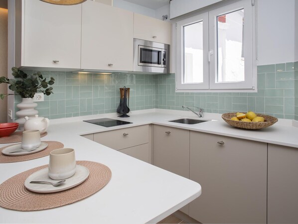 Kühlschrank, Mikrowelle, Wasserkocher mit Kaffee-/Teezubehör, Toaster