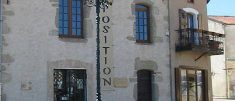 Un edificio con un cartel que dice “POSITION” y una farola con dos luces.