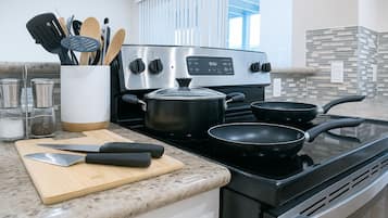 雪櫃、微波爐、焗爐、爐具