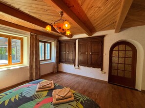 4 bedrooms, free WiFi, bed sheets