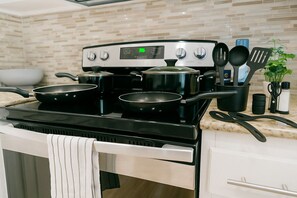 ثلاجة، ميكروويف، فرن، موقد طهي مسطح