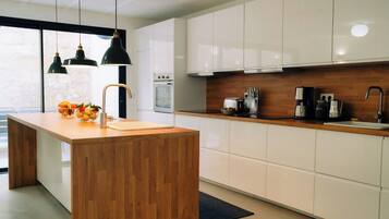 Kjøleskap på fellesområdet og mikrobølgeovn på fellesområdet