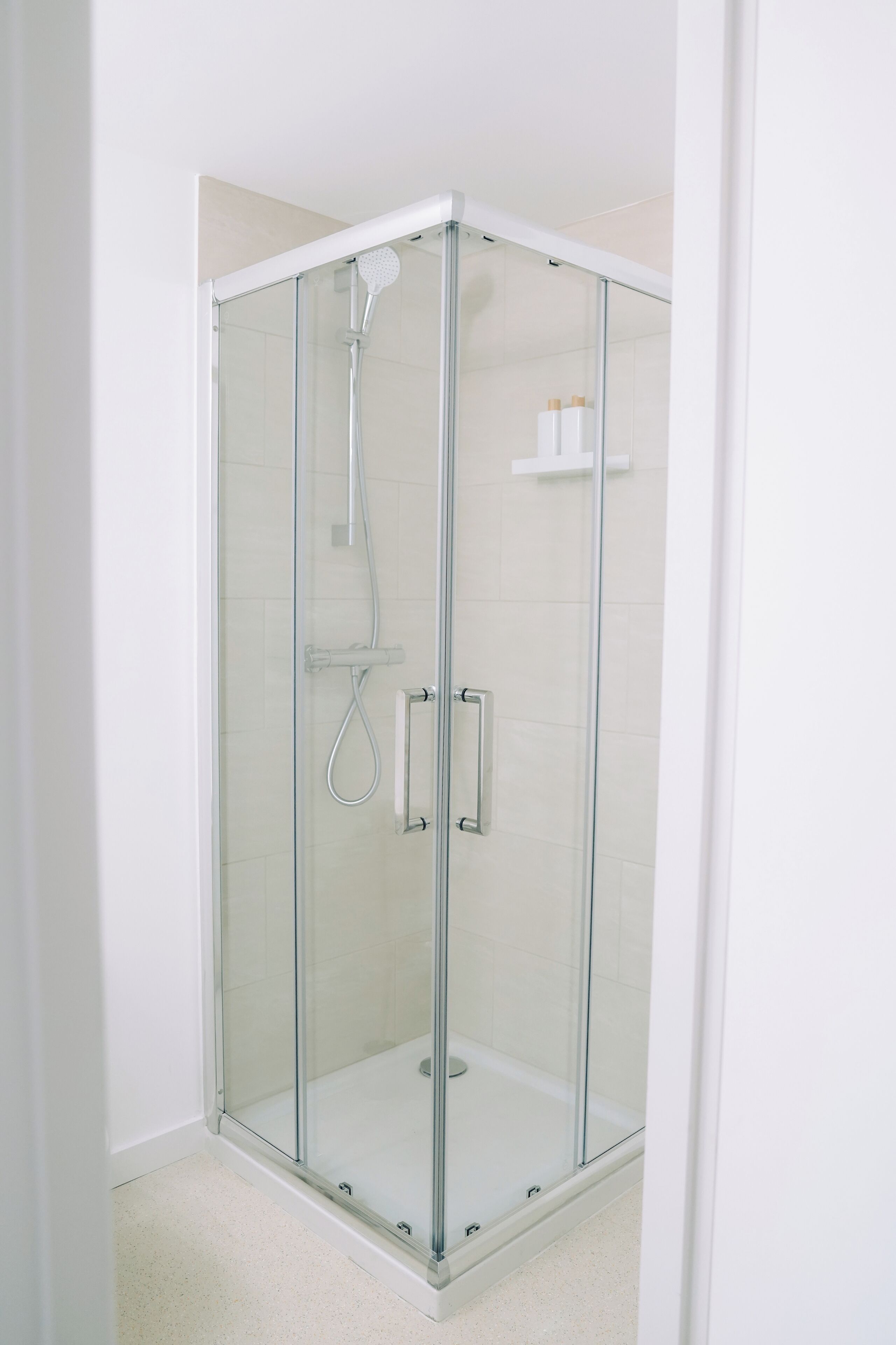 Een douche, een haardroger, handdoeken, zeep