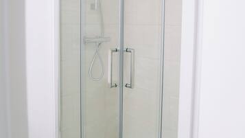 Een douche, een haardroger, handdoeken, zeep