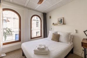 Double Room, 1 Double Bed | Desk, laptop workspace, iron/ironing board (on request), WiFi (free) - Outsite Bordeaux - Work, Connect, Explore (Bordeaux)