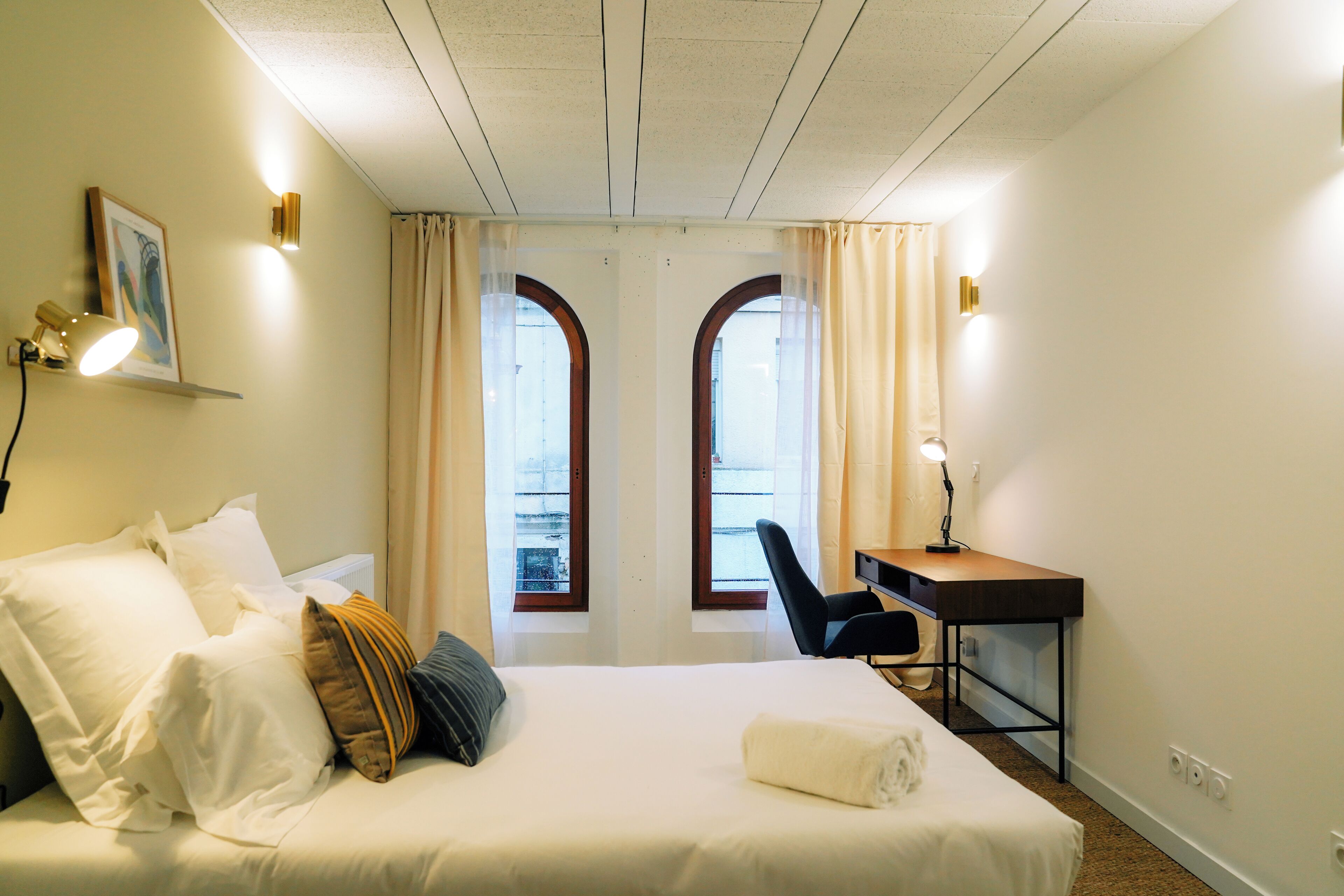 Tweepersoonskamer, 1 tweepersoonsbed | Een bureau, een laptopwerkplek, een strijkplank/strijkijzer, gratis wifi