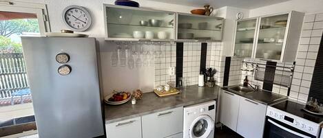 Réfrigérateur, four, plaque de cuisson