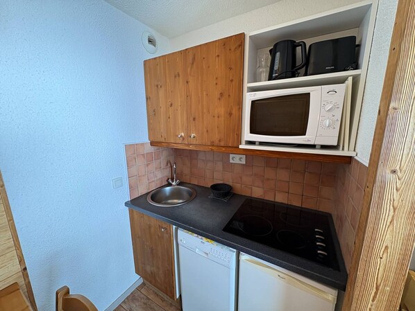 Kylskåp, mikrovågsugn, spishäll och diskmaskin