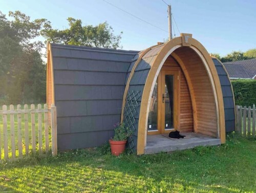 Stunning Oak Frame house with hot tub set in 3 acres of paddocks and gardens