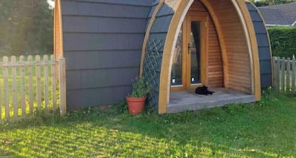 Stunning Oak Frame house with hot tub set in 3 acres of paddocks and gardens